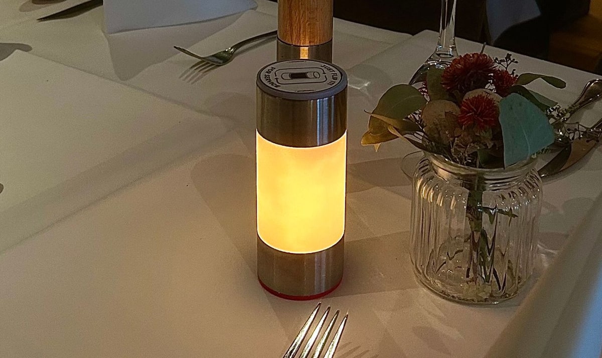 LumaCall-Referenzbild: Tischlampe als warmes Stimmungslicht